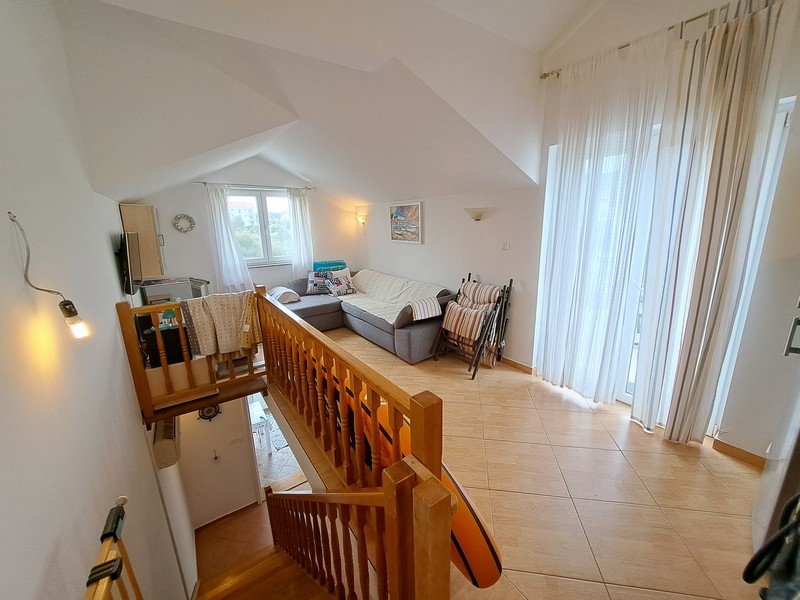 Schody posesji A3383 w Chorwacji w miejscowości Dobropoljana.