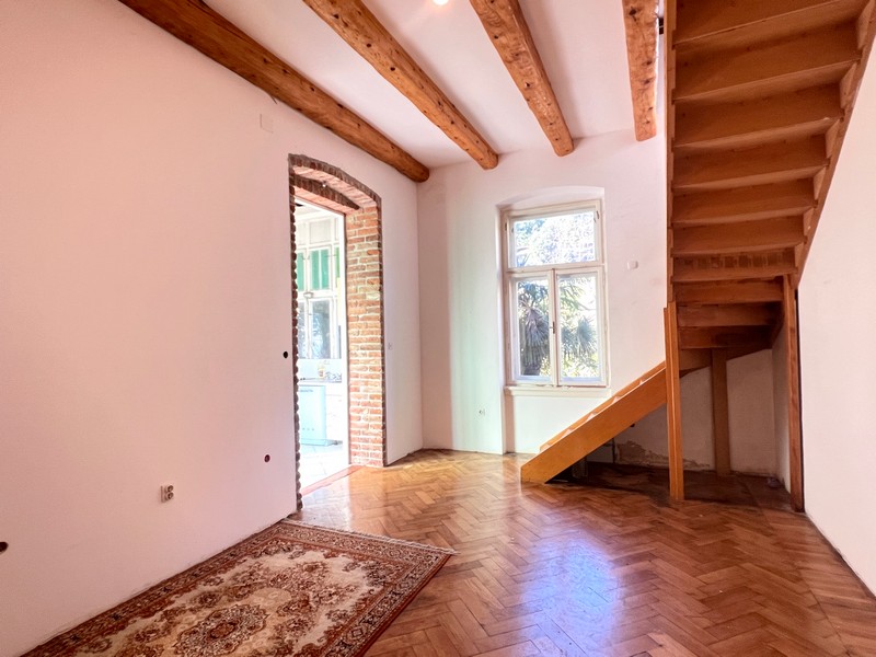 Obszar przed klatką schodową nieruchomości A3384, Chorwacja.