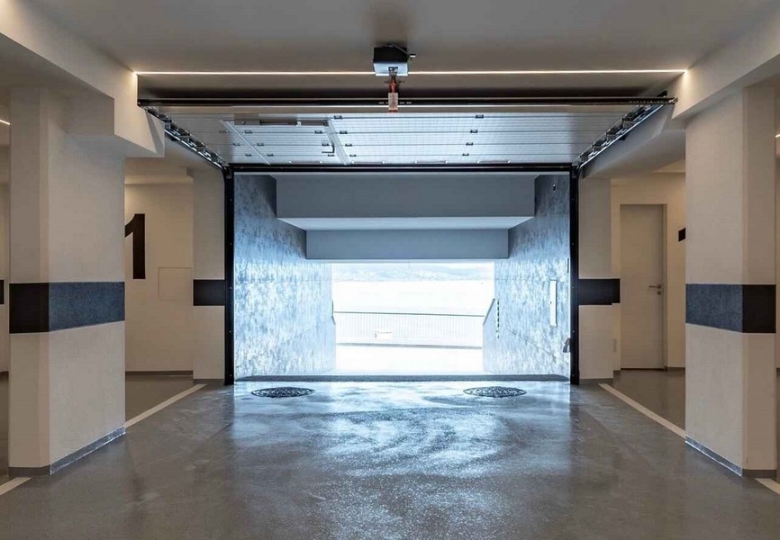 Widok na morze z podziemnego parkingu.