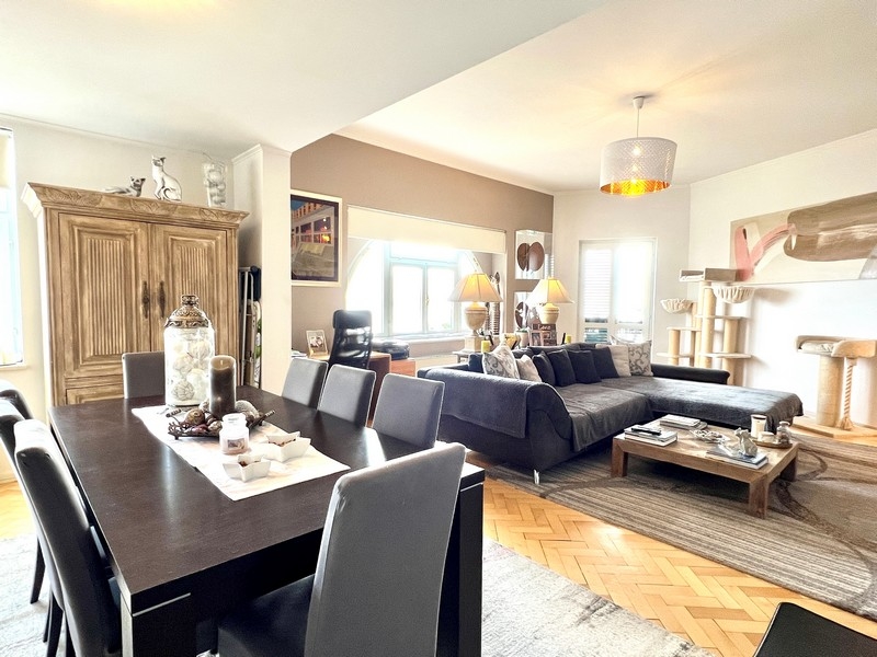 Otwarty salon i jadalnia z dużymi oknami i przytulnym oświetleniem