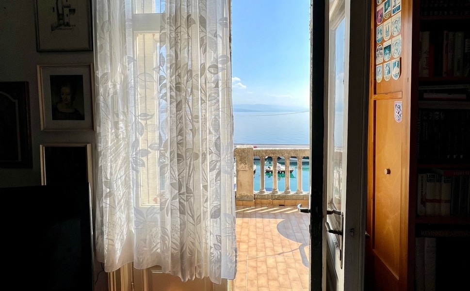 Widok na morze z salonu apartamentu A3390, który jest na sprzedaż w Chorwacji.