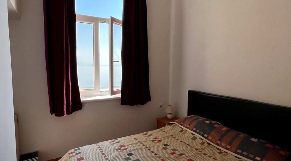 Sypialnia z widokiem na morze w nieruchomości A3390, Chorwacja.