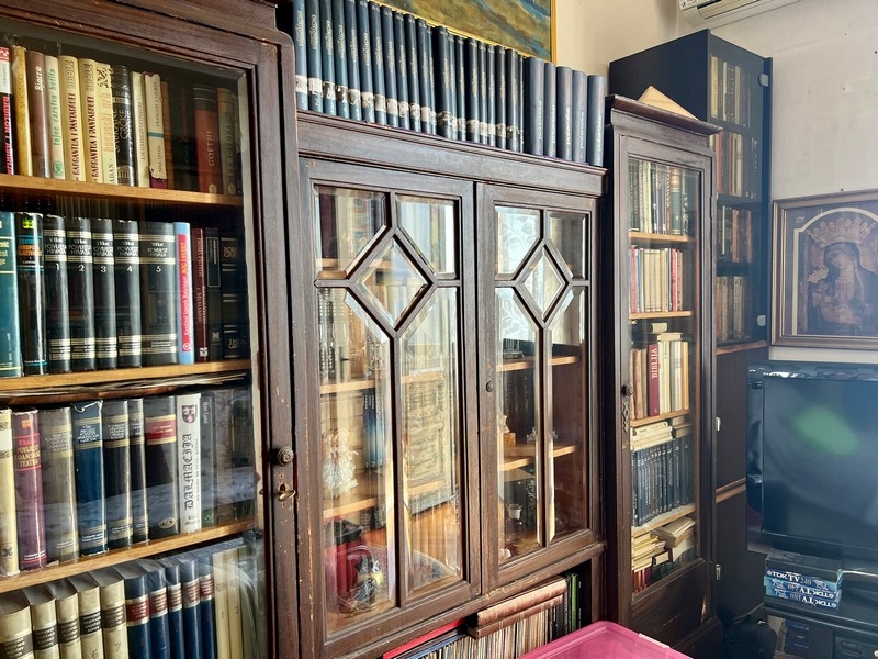 Tradycyjny regał na książki.