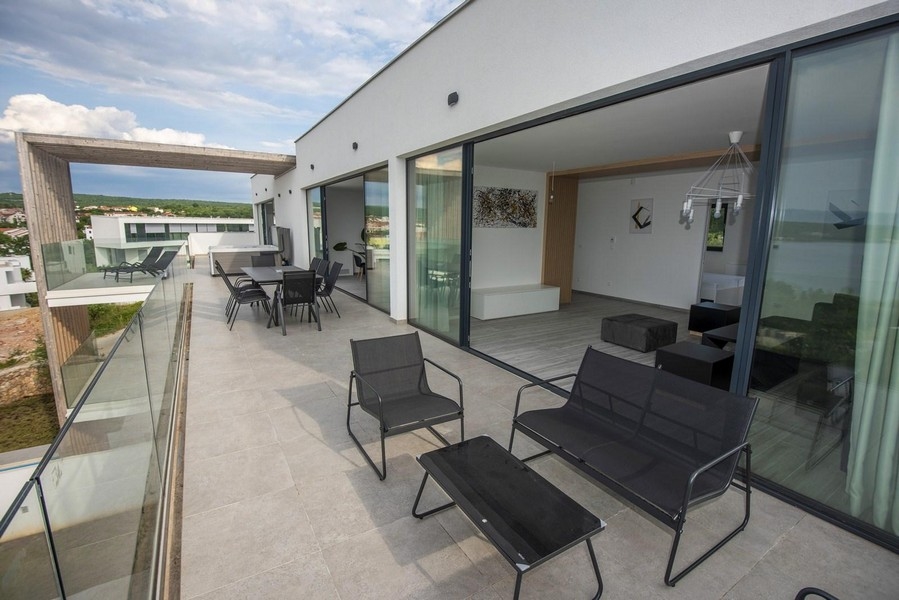 Nowoczesny taras na dachu nieruchomości A3394, na sprzedaż w Malinskiej, Chorwacja.