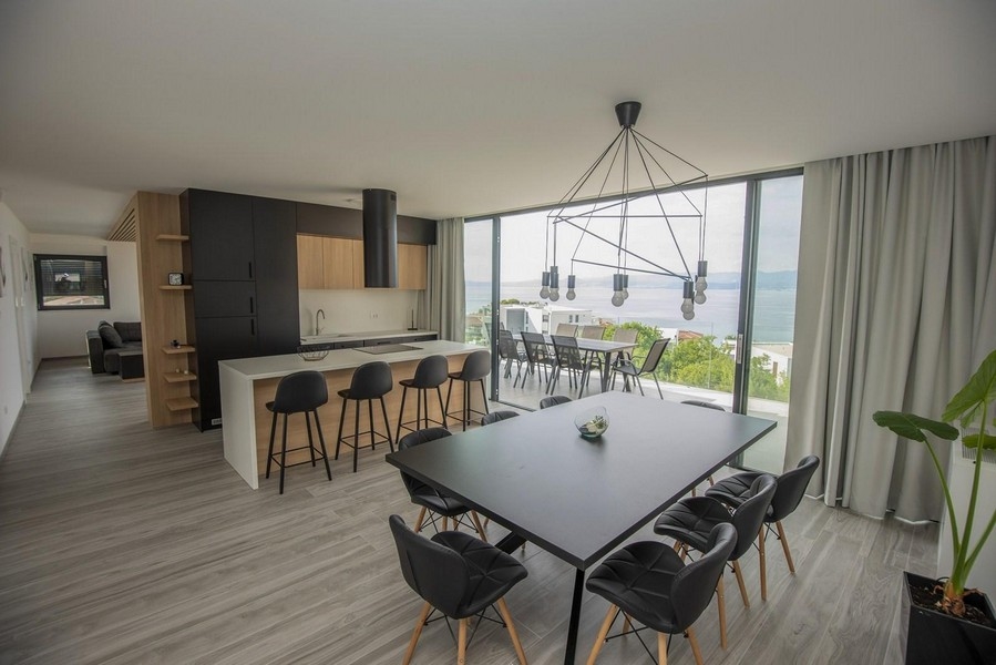 Jadalnia, kuchnia i taras z widokiem na morze w apartamencie A3394, który jest na sprzedaż w Chorwacji na wyspie Krk.