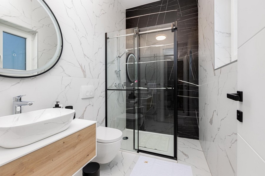 Jasna i nowa łazienka z prysznicem.