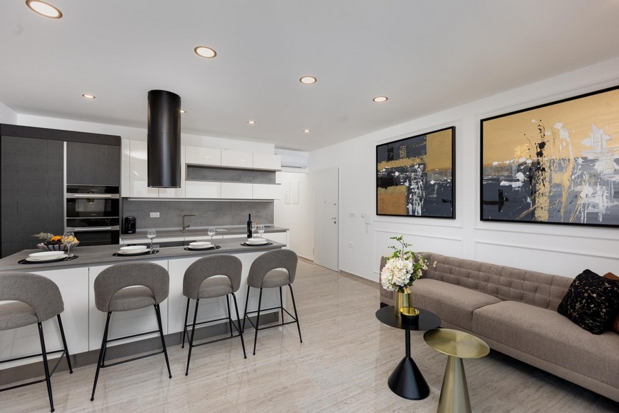 Wyspa kuchenna i stylowo urządzona część dzienna w nieruchomości A3395.