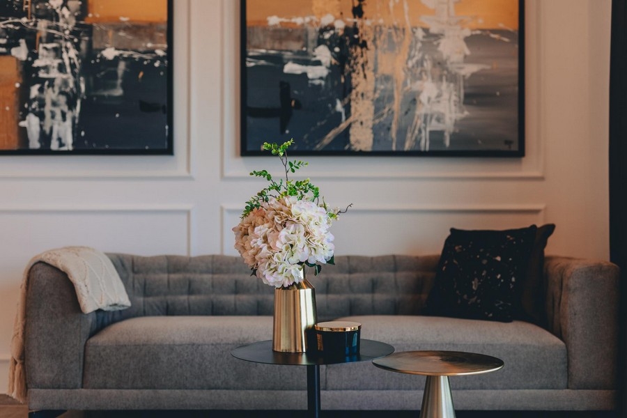 Kanapa w salonie nieruchomości A3395 na wyspie Krk w Chorwacji.