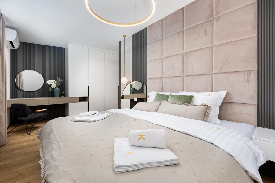 Podwójne łóżko w przytulnej sypialni.