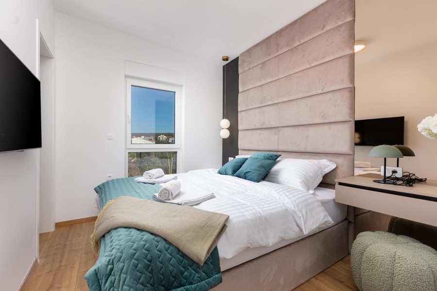 Ładne podwójne łóżko w drugiej sypialni.