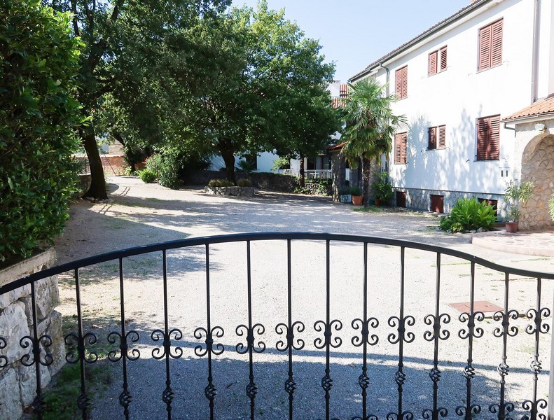 Dostęp do budynku mieszkalnego, w którym znajduje się nieruchomość A3397.