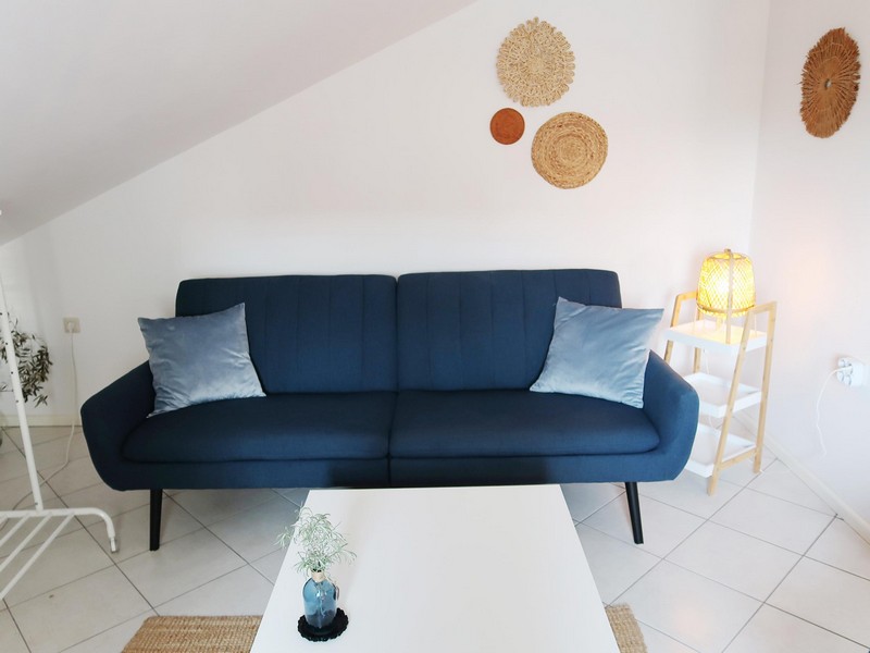 Kanapa w salonie apartamentu na poddaszu A3397 na wyspie Krk w Chorwacji - Panorama Harcerska.