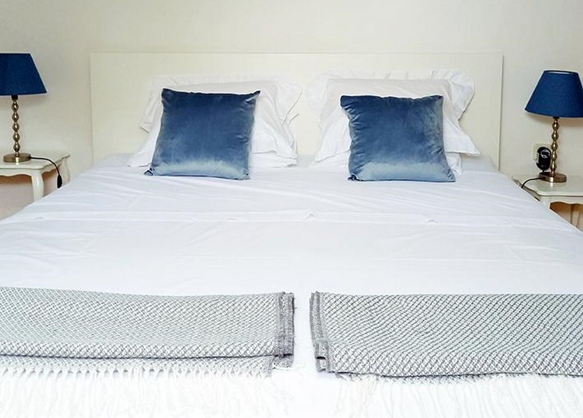 Przytulne podwójne łóżko.