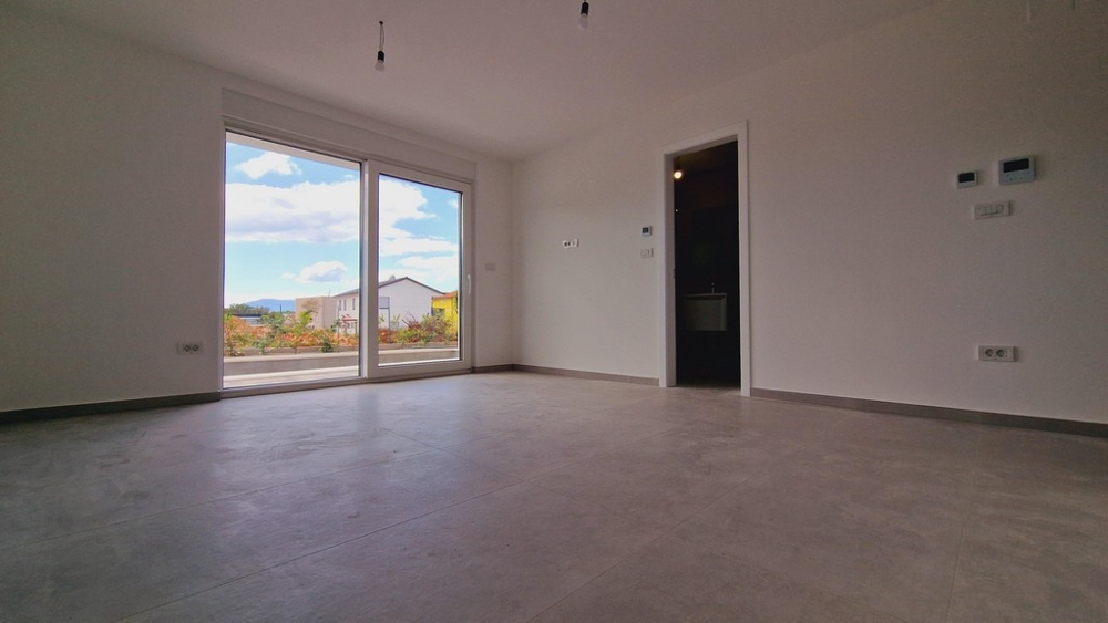 Jasny pokój z dużymi oknami i widokiem na ogród