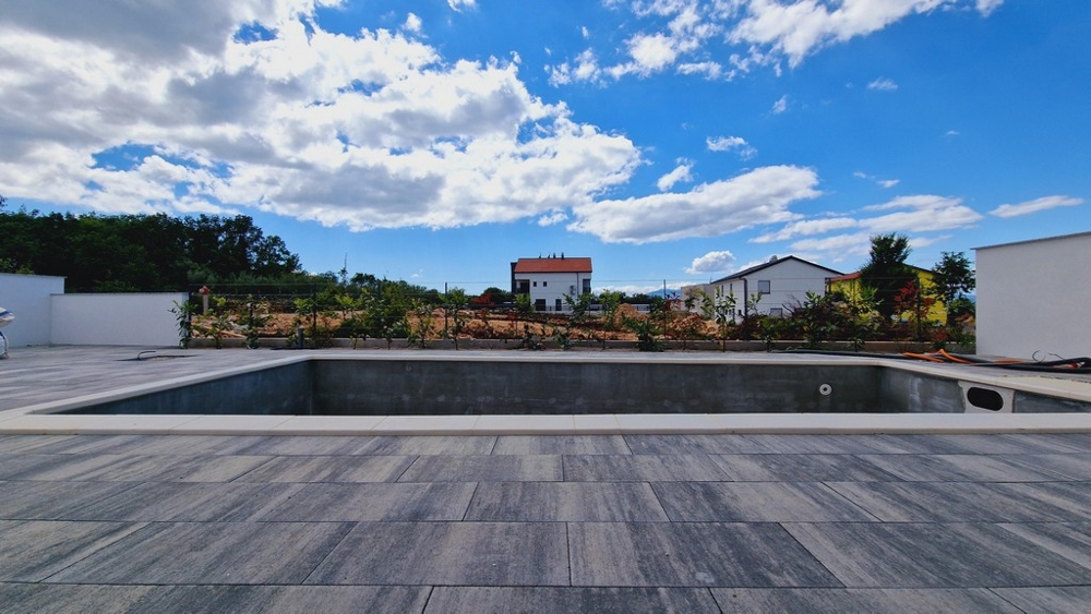 Basen w apartamencie A3400, który jest na sprzedaż w Chorwacji - Panorama Scouting.