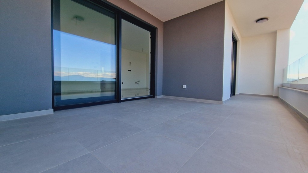 Taras apartamentu A3401, który można kupić na wyspie Krk w Chorwacji.