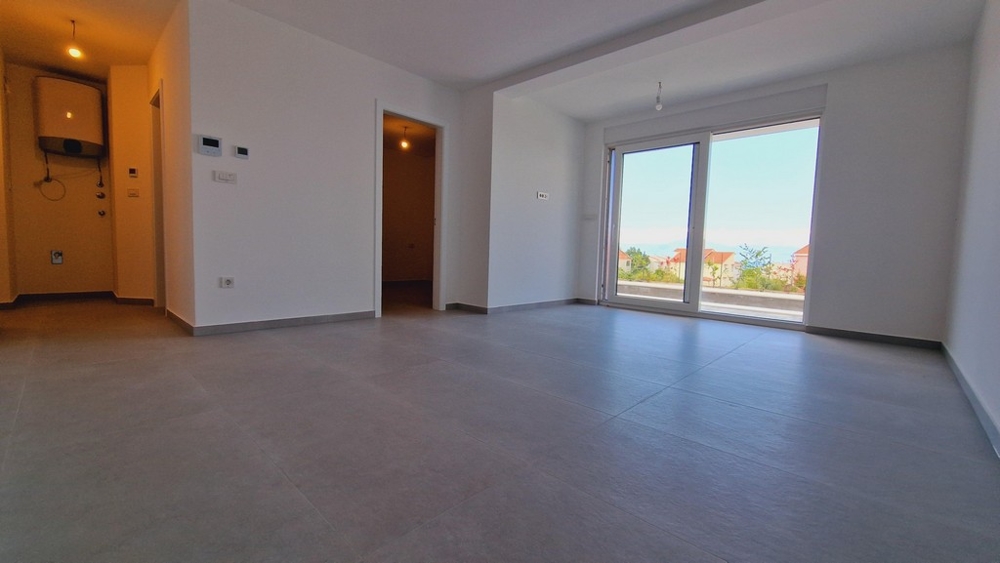 Nowoczesne wnętrze mieszkania z dużymi oknami, widokiem na ogród i dostępem do pokoi