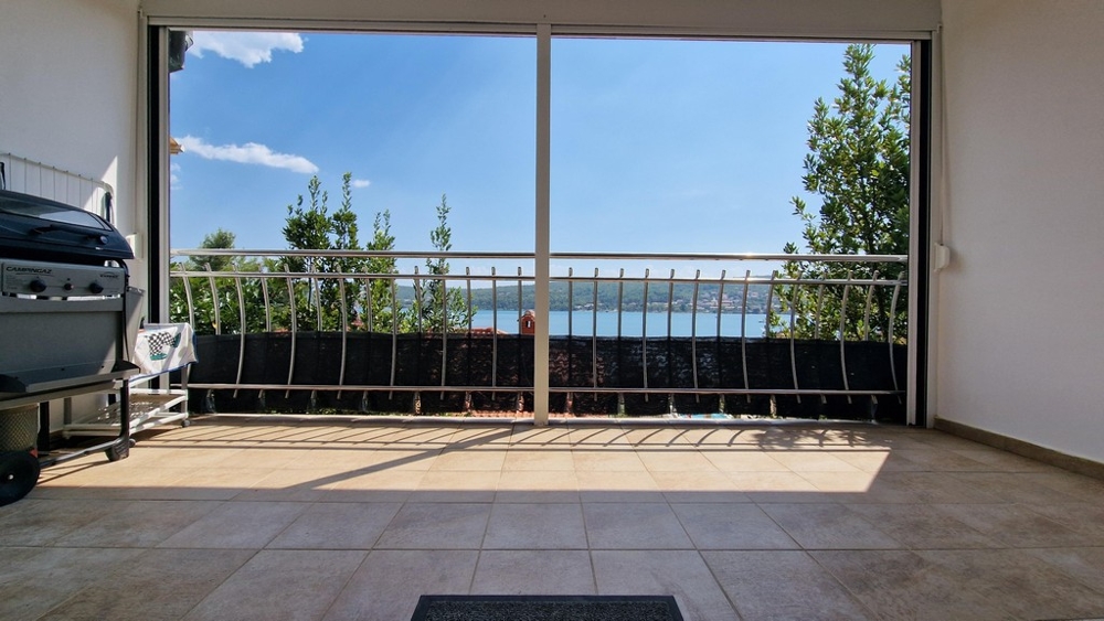 Taras z widokiem na morze i grillem.