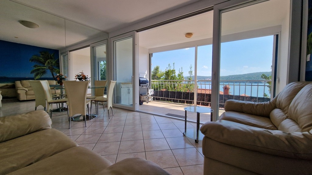 Pokój dzienny z widokiem na taras.