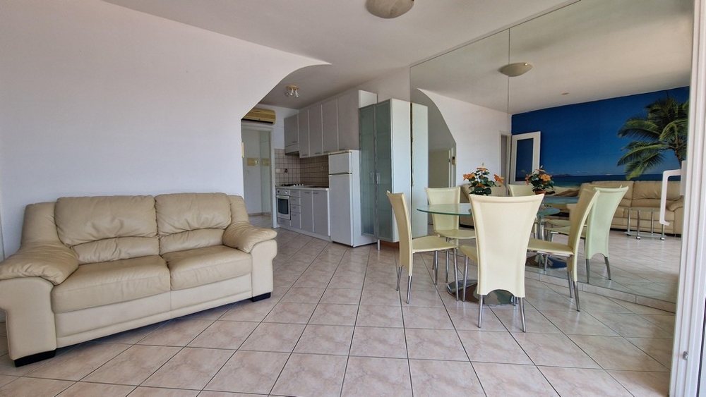 Sypialnia z dwoma pojedynczymi łóżkami.