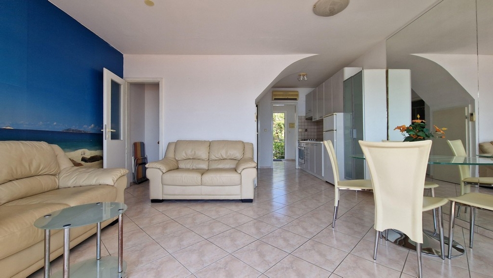 Pokój dzienny z dwiema jasnymi kanapami.