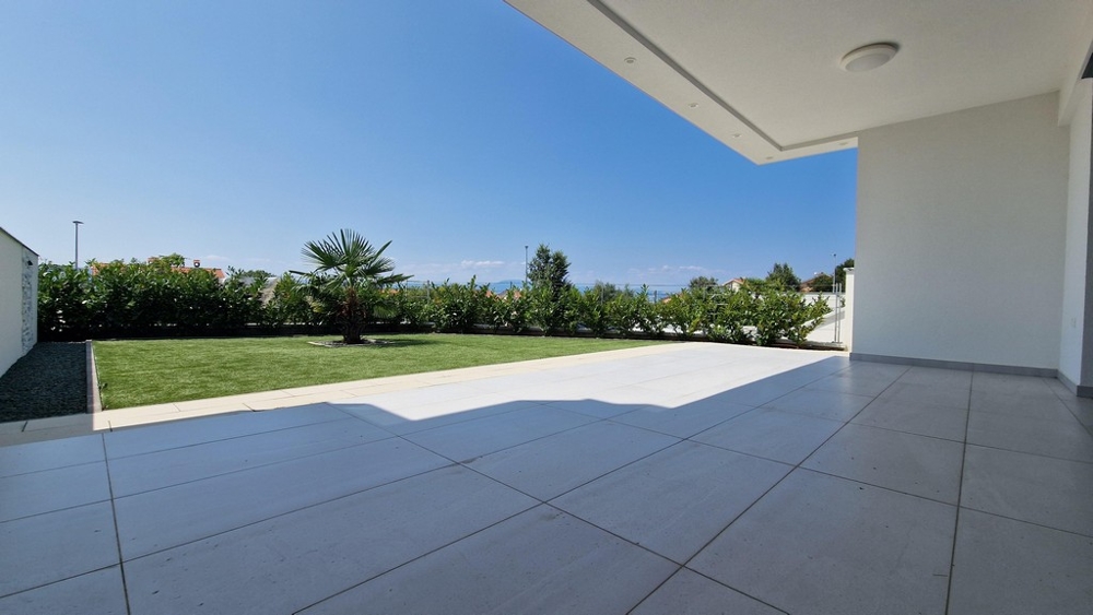 Duży taras i widok na ogród apartamentów A3405 w Malinskiej w Chorwacji - Panorama Harcerska.