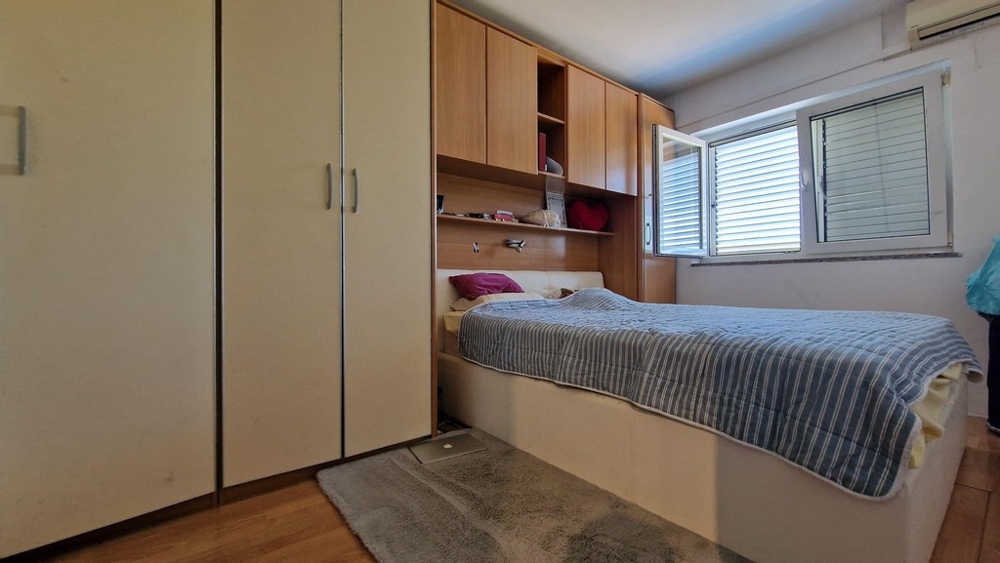 Sypialnia z podwójnym łóżkiem.