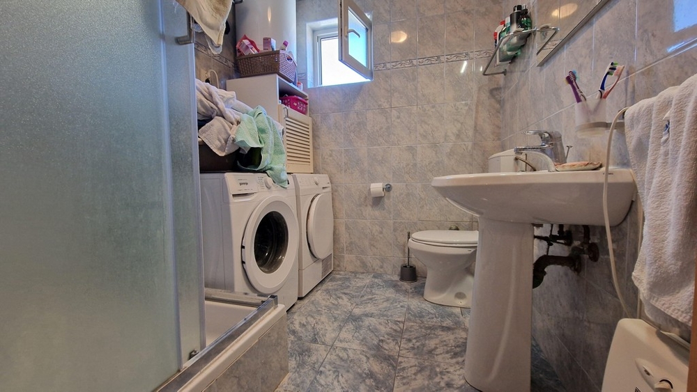 Łazienka z pralką i prysznicem