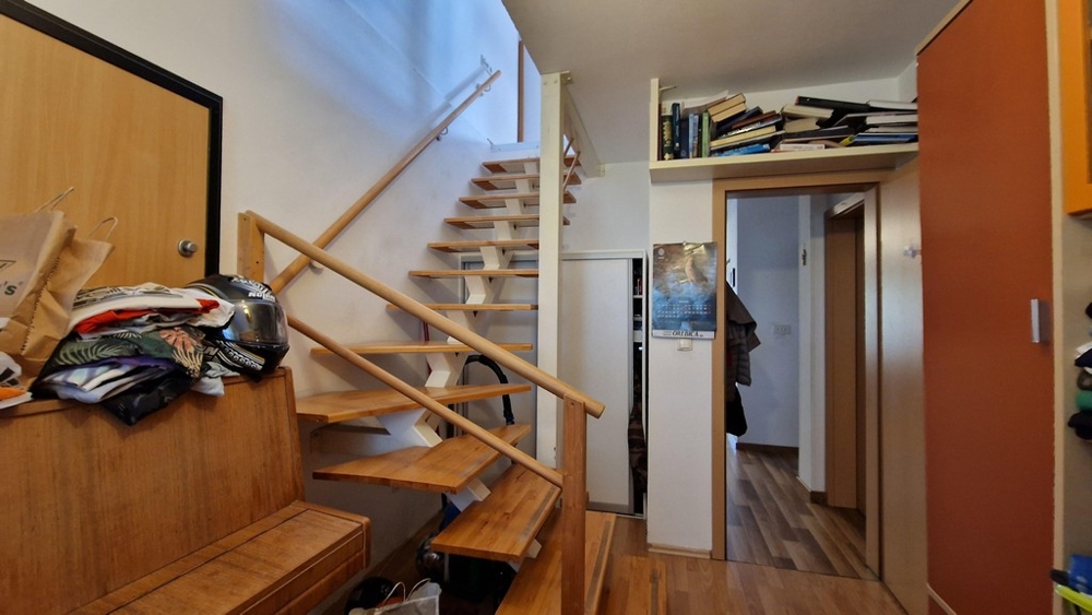 Schody z drewnianymi schodami i poręczami