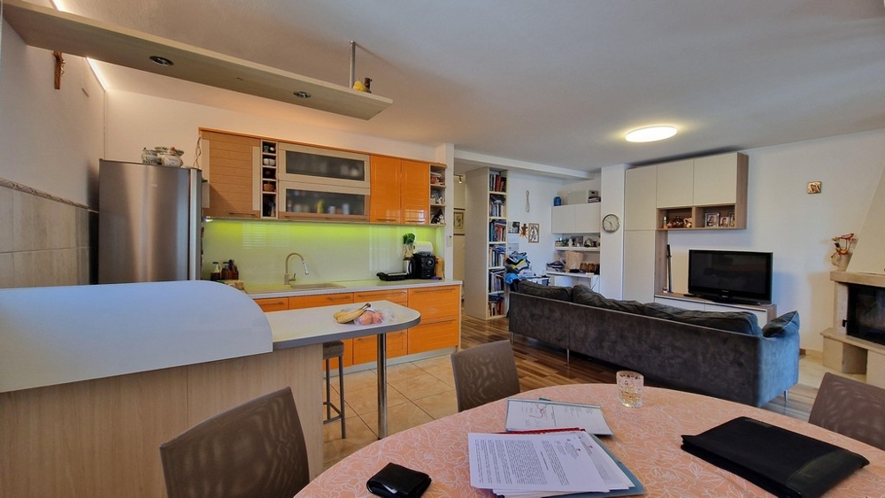 Otwarta kuchnia i salon z jadalnią