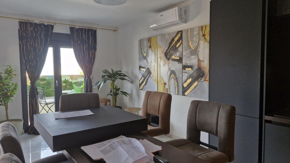 Jadalnia ze stołem, krzesłami i dekoracjami, wyjście na balkon