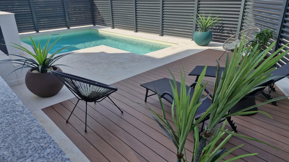 Ogród i basen w apartamencie A3413 na sprzedaż w Chorwacji.