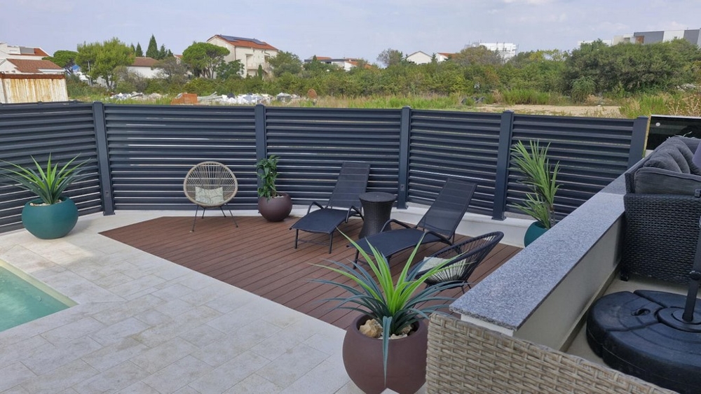 Widok na ogród z dużą ilością prywatności.