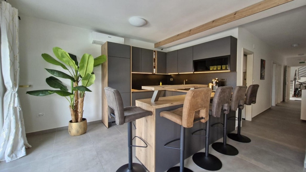 Funkcjonalna kuchnia i jadalnia w nieruchomości A3413 w Chorwacji.