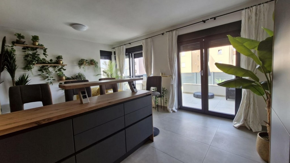 Część dzienna z jadalnią i wyjściem na taras.