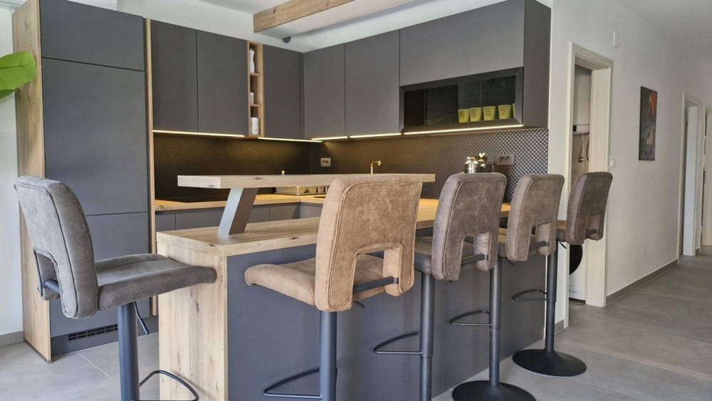 Jadalnia i funkcjonalna kuchnia w nieruchomości A3413.