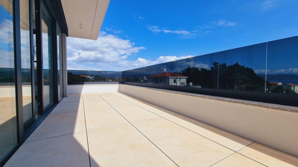 Duży taras apartamentu A3419, który jest na sprzedaż na wyspie Krk.