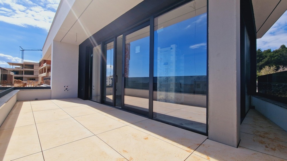 Duży taras z przesuwanymi szklanymi drzwiami nieruchomości A3419 w regionie Krk.