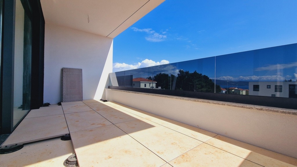 Zadaszony taras nieruchomości A3420, która jest na sprzedaż na wyspie Krk w Chorwacji.