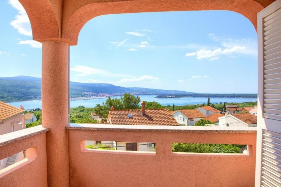 Taras z widokiem na morze w mieszkaniu A3423, które jest na sprzedaż w Chorwacji.