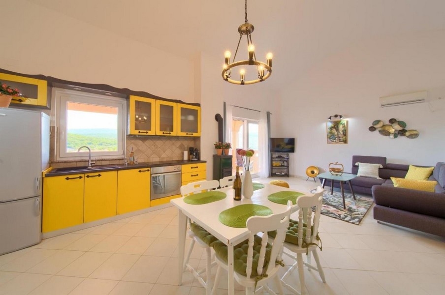 Jadalnia i kuchnia w apartamencie A3423 w Chorwacji.