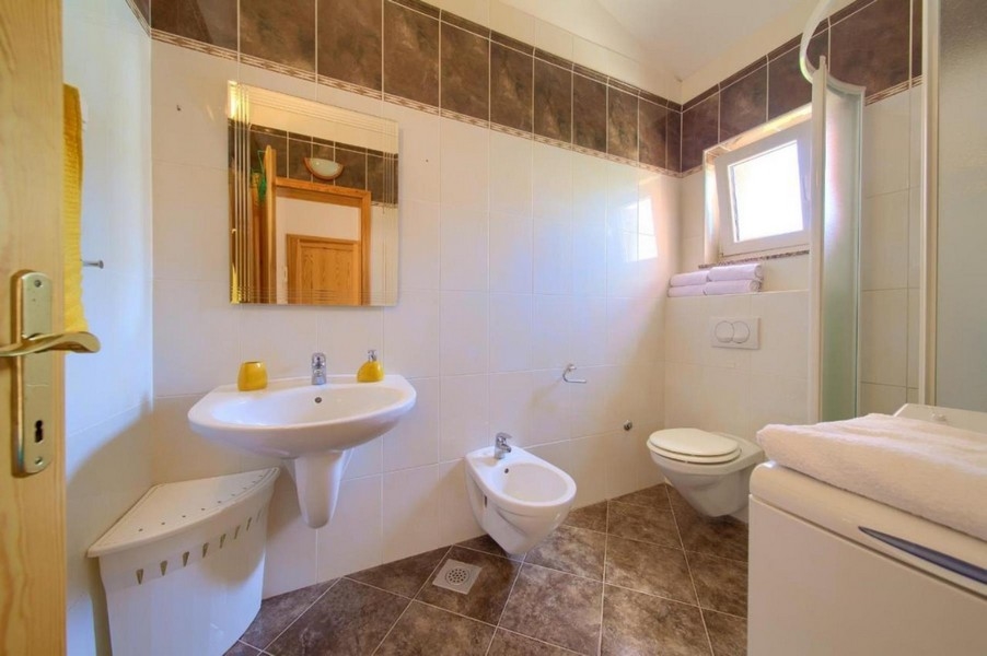 Nowoczesna łazienka z bidetem, toaletą i prysznicem