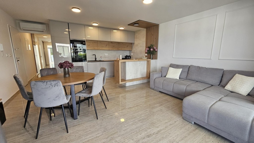 Otwarty salon z kuchnią i meblami - A3424