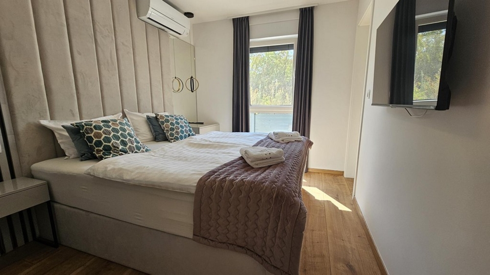 Przytulna sypialnia z wysokiej jakości meblami