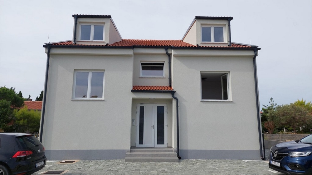 Strefa wejściowa nieruchomości A3427 na wyspie Pag w Chorwacji.