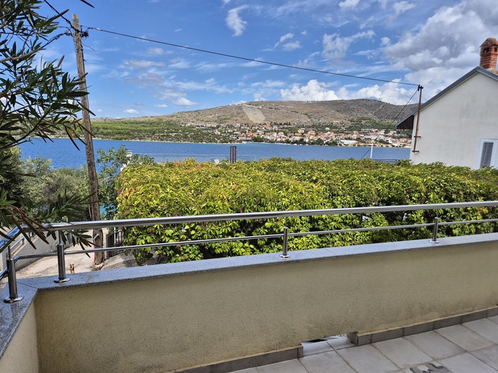 Widok na morze z tarasu na parterze apartamentu A3428 w Sparadici.