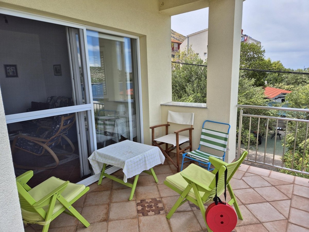 Częściowo zadaszony taras posesji A3428 niedaleko Sibenika.