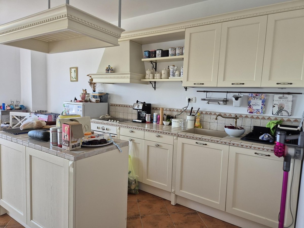 Jeszcze inny widok na przestronną kuchnię z jasnymi szafkami