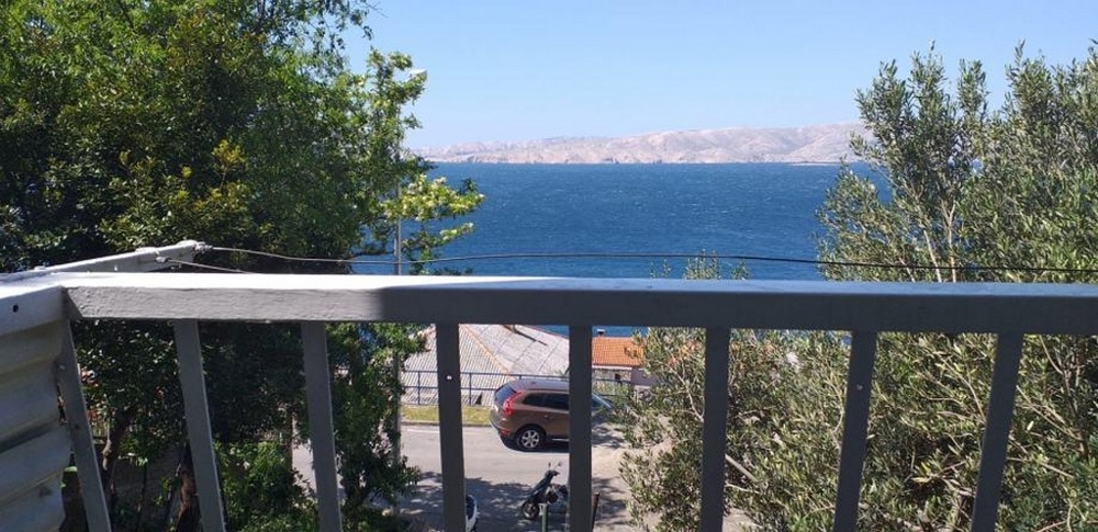 Widok na morze z tarasu mieszkania na sprzedaż w Senj (Chorwacja).