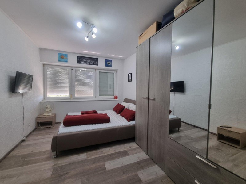 Sypialnia z dużą szafą.